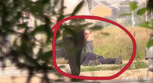 ‘开云电竞’
赵丽颖拍戏“撞车” 现场图片曝光 独自趴在车上(图7)