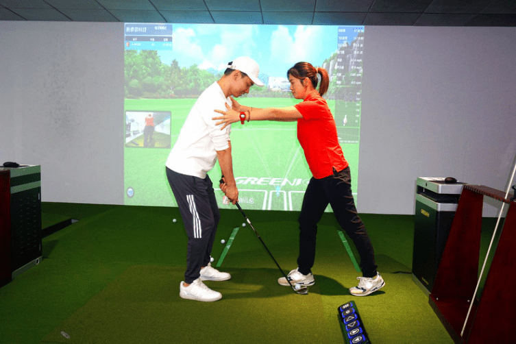 
高尔夫模拟器训练+下场实战 听说这是学好高尔夫的一条捷径：开云电竞(图10)